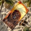 Serviette de plage en microfibre de polyester à motif de lion sous le soleil couchant est très absorbante, adaptée à la natation et aux sorties à la plage