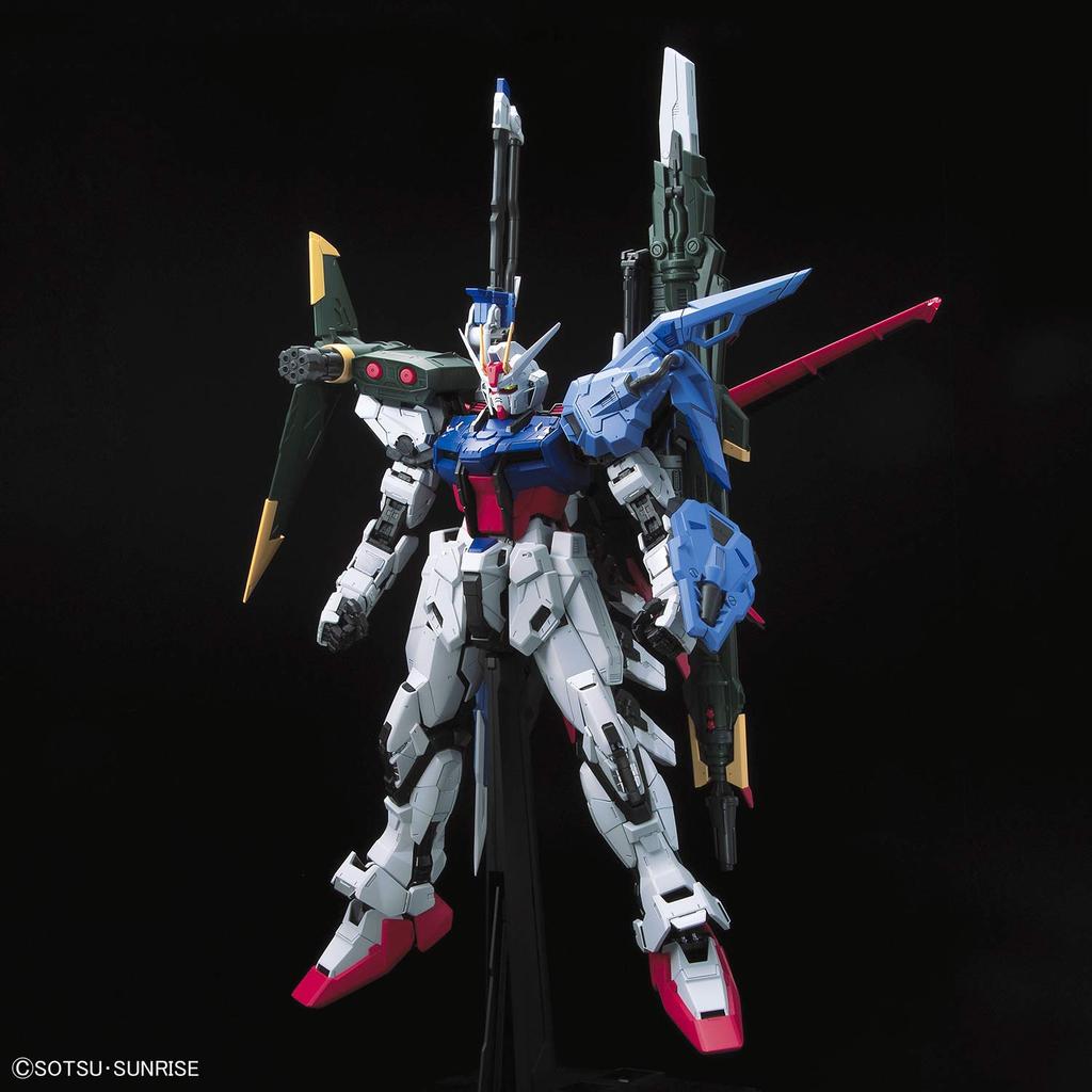 Plastikový model PG Mobile Suit Gundam SEED Perfect Strike Gundam v měřítku 1/60, barevně kódovaný.