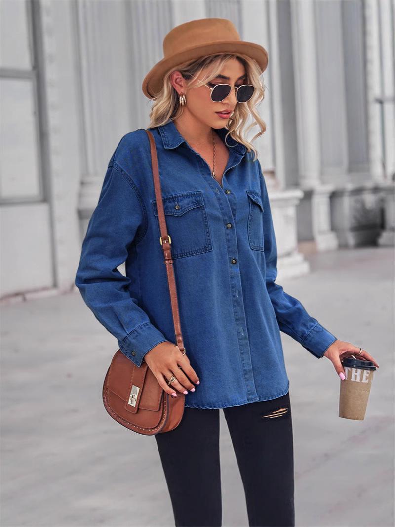 

Женская джинсовая рубашка светлого цвета приталенного кроя с длинным рукавом и лацканами Medium синий