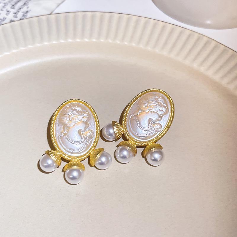 "Retro Silver Needle Irregular Pearl French Earrings - Niche Design and Fashionable"