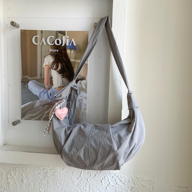 Niche Japanese and Korean literary messenger bag 2025 summer new simple versatile dumpling bag candy-colored casual shoulder bag