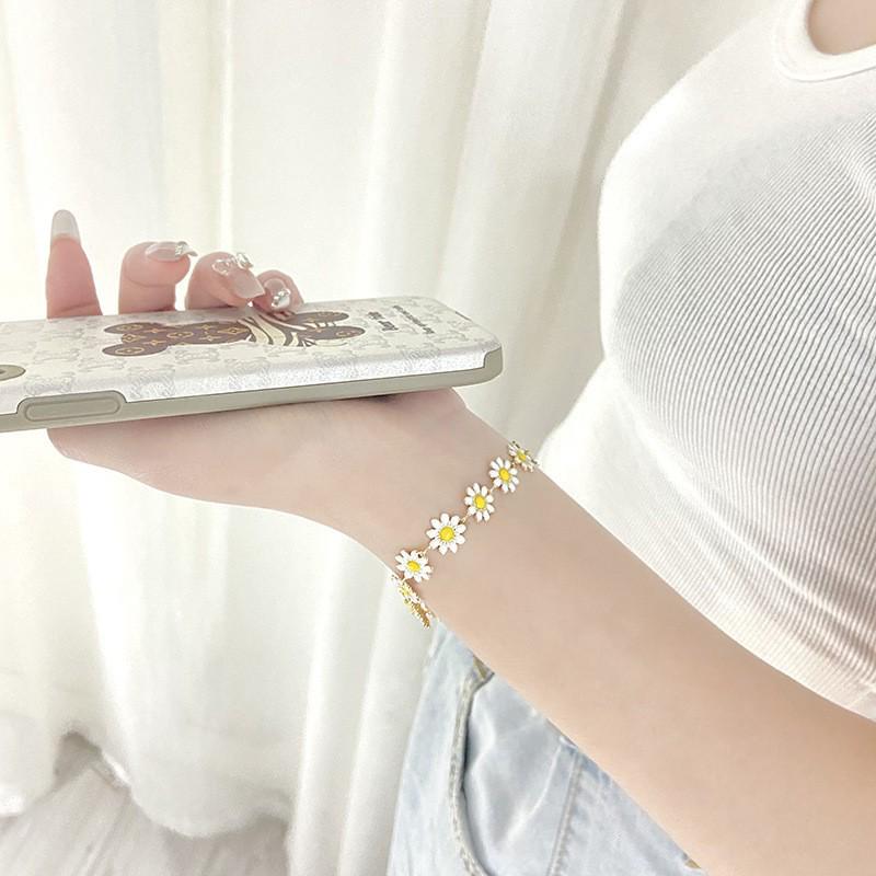 Creative Daisy Necklace: Fashionable European & American Design for Women