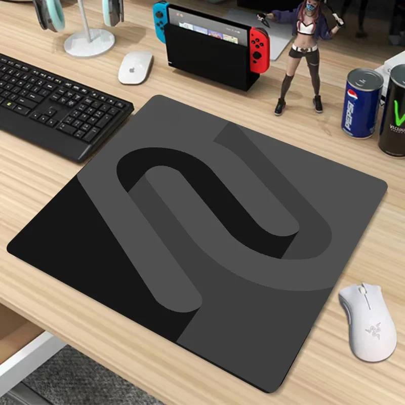 

1 PC Computer Game Mouse Pad, Large Size Smooth Esports Gray Desk Mat, with Locked Edges and Thick Fine Rubber Game Pad. 285x320x3mm
