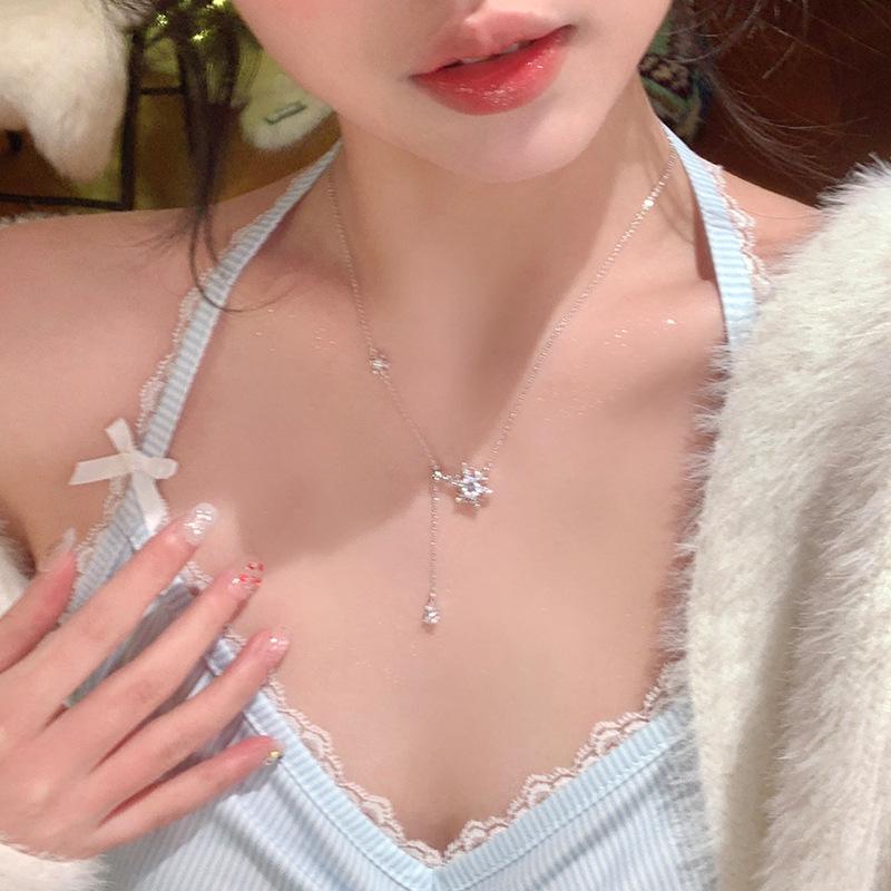Zircon Snowflake Water Drop Adjustable Necklace for Women - Elegant Autumn/Winter Sweater Chain Accessory