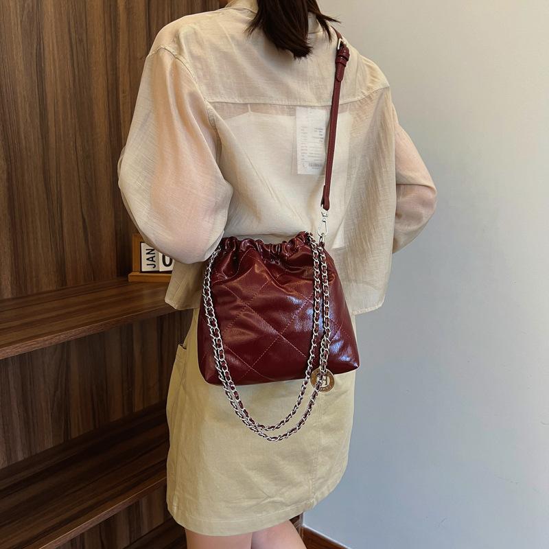 Populární kabelka bucket dámská nová letní všestranná výklenková diamantová řetízková taška přes rameno messenger