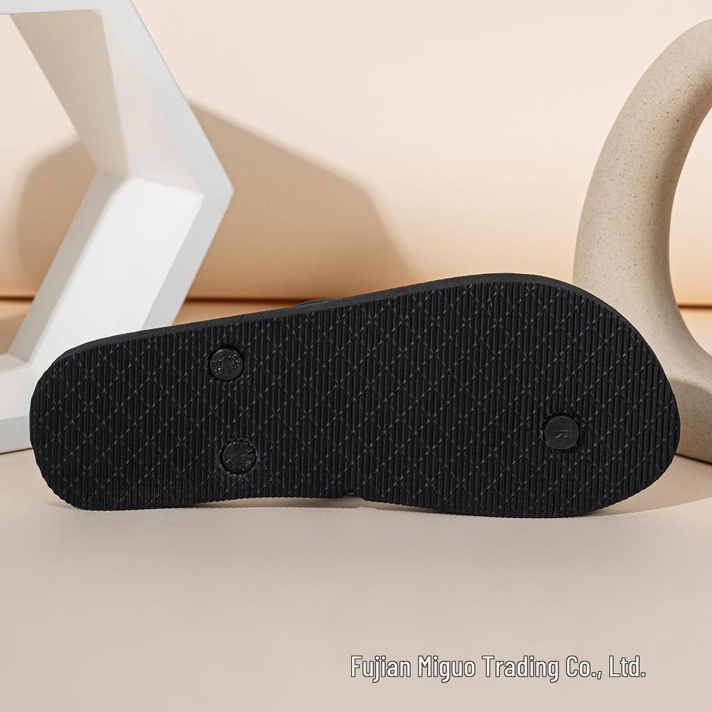 Fashionable and versatile, these women's flip-flops are perfect for the beach, popular among influencers, and feature a stylish, attractive design.