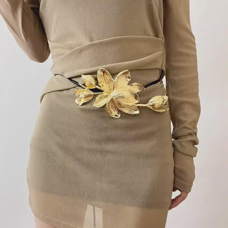 Goldener Tulpenblumengürtel: Retro Schwarze Lederbauchkette mit Rock Jeans Akzent