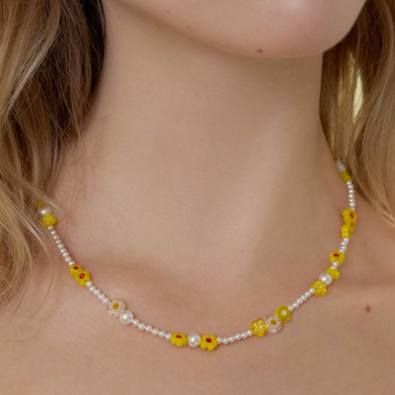 FANTASTIC PLANET yellow daisy pearl necklace