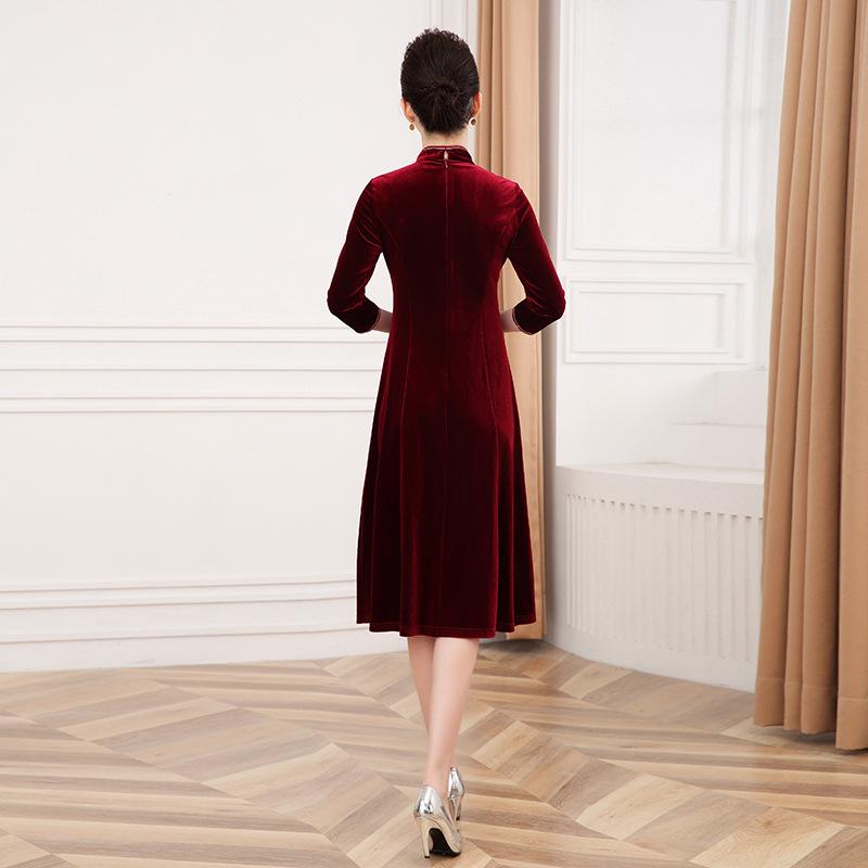Elegant Hand-Painted Retro Cheongsam Dress: Fashionable, Comfortable, Breathable, Slim-Fit with Stand-Up Collar for Mothers.