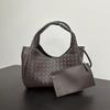 Hand-woven European and American Retro Texture Versatile Handbag Large Capacity Leisure Commuting Fashion Simple Tote Bag