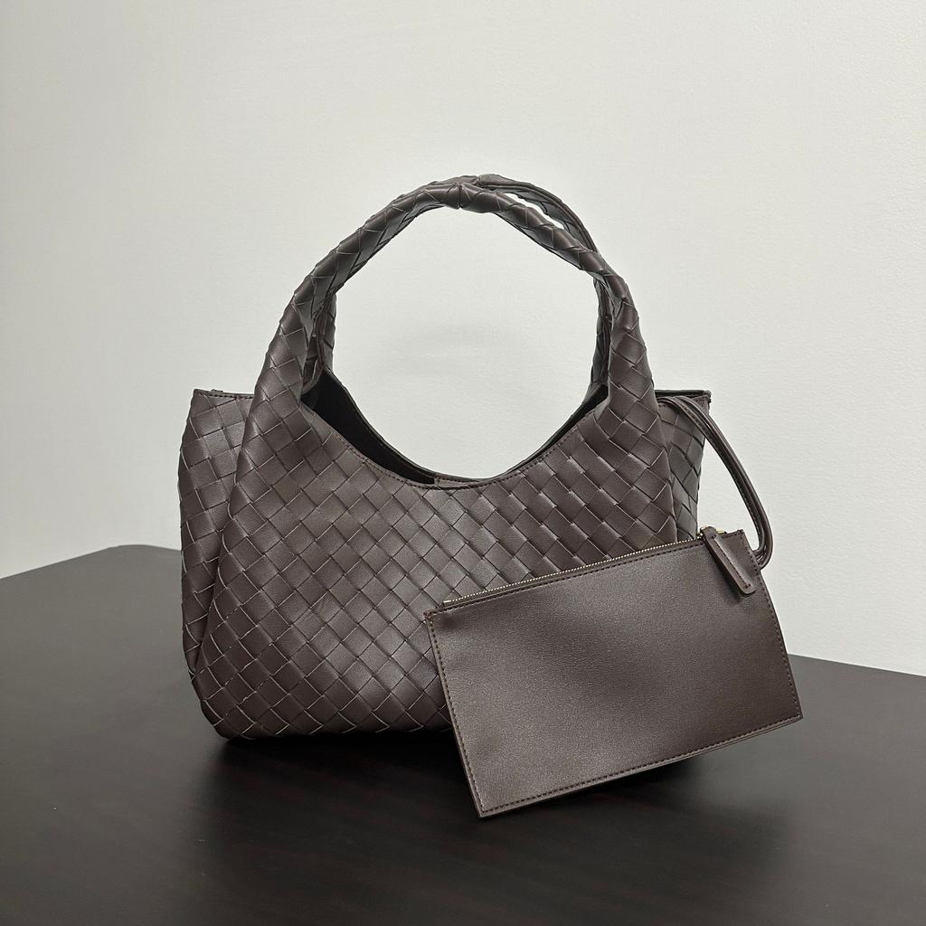 Hand-woven European and American Retro Texture Versatile Handbag Large Capacity Leisure Commuting Fashion Simple Tote Bag