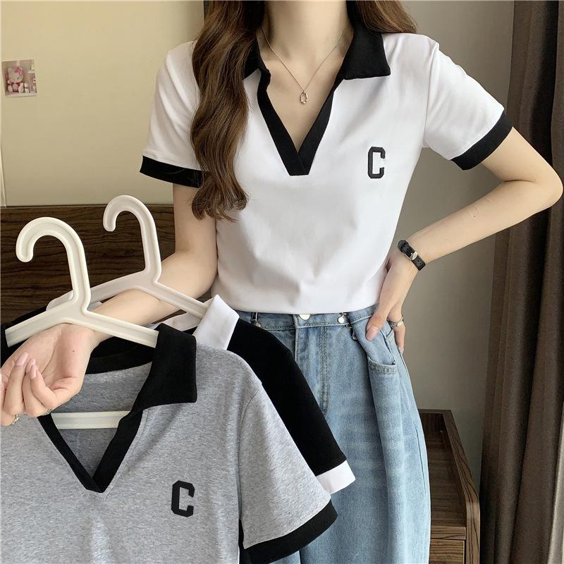 Polo z dekoltem w serek dla kobiet w dużych rozmiarach - Krótki rękaw, Zakrywające brzuch, Wyszczuplający krój, Kolekcja Lato 2025.