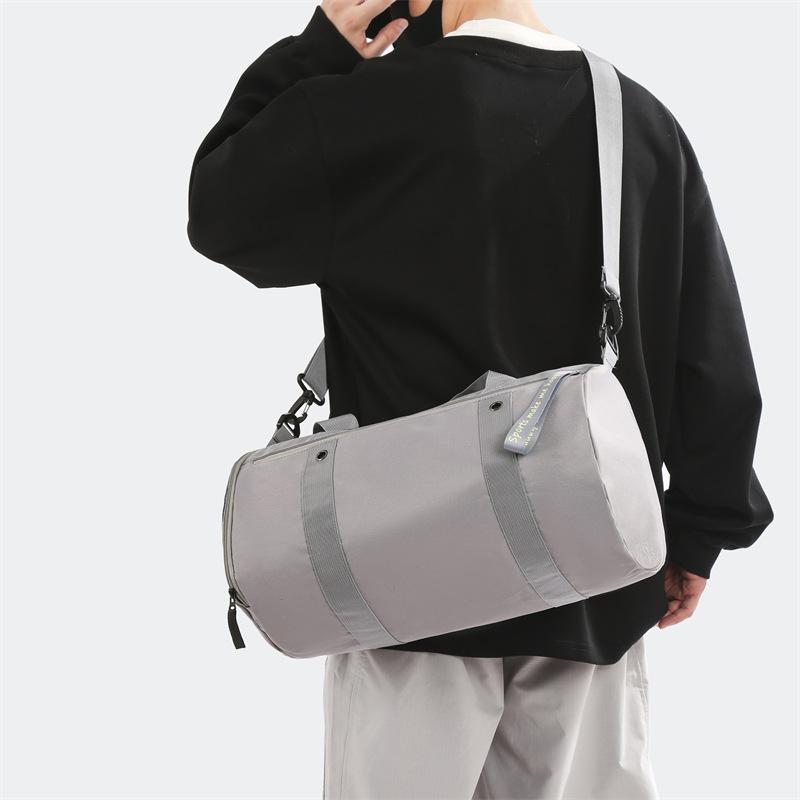 Paar auf Reisen mit Schuhen mit großem Fassungsvermögen und Lagerfächern für Handgepäcktaschen, Trocken- und Nassfach, Sport- und Fitnesstaschen