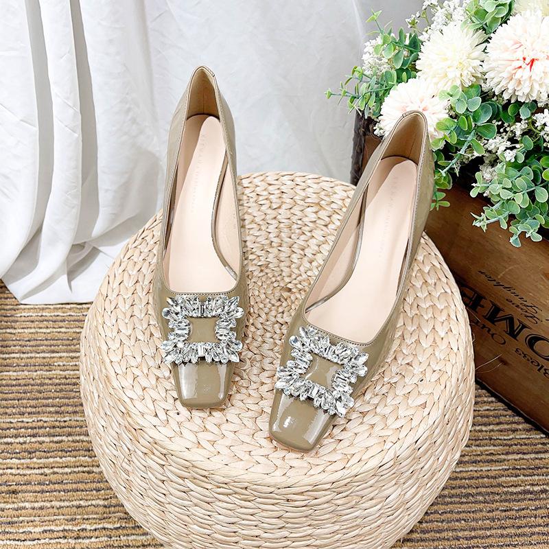 Fyrkantig klack högklackad dam sexig strass fyrkantigt spänne enkel sko lackläder grund urringning enpedal tjock dokumentär