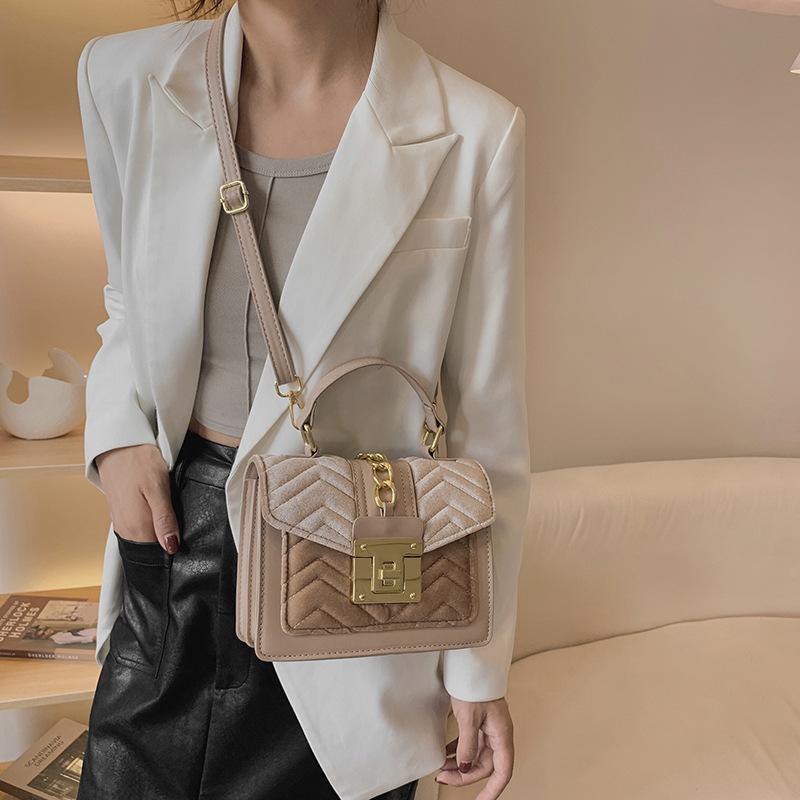 Women's bag 2025 new European and American fashion retro velvet handbag, small fragrant style rhombus messenger small square bag tide