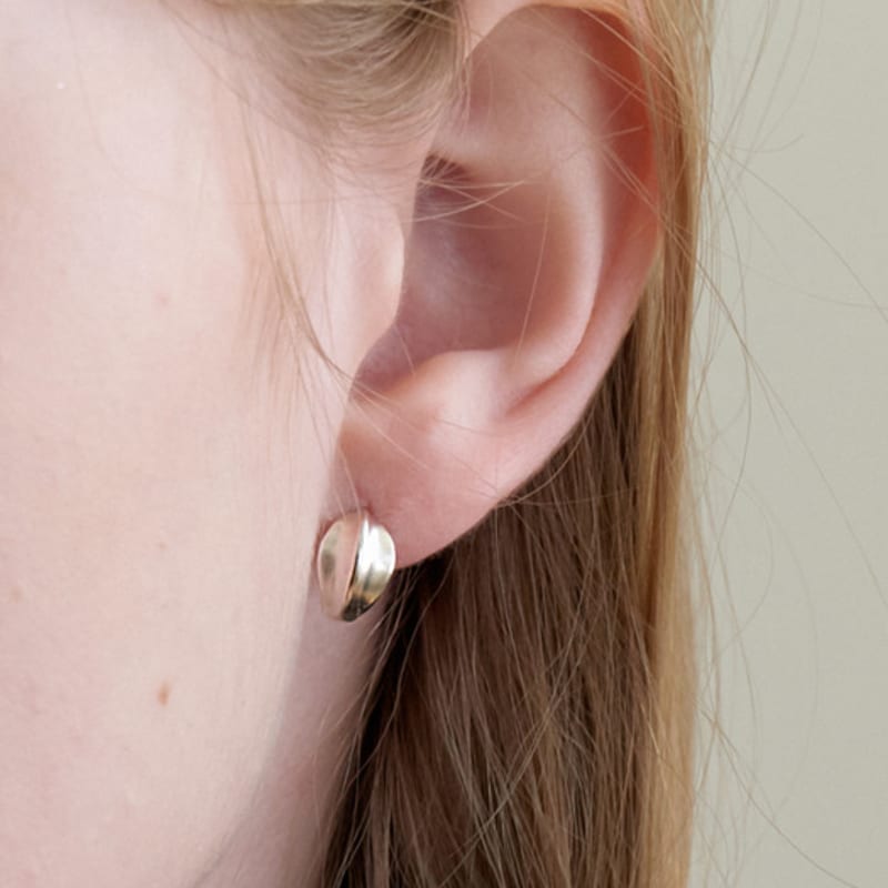 Primaute Curved Round Ring Earring