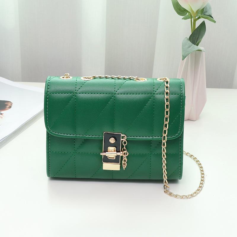 

Свежая и простая сумка-конверт на цепочке, маленькая квадратная сумка, новый тренд 2025, треугольный вышитый замок, женская сумка через плечо зелёный
