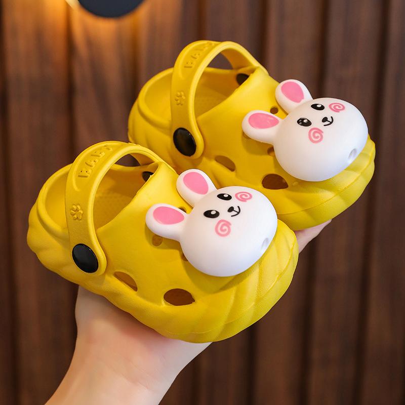 Kinder Sommer Cartoon Clogs für Jungen und Mädchen, geeignet für drinnen und draußen, mit einer weichen, rutschfesten Sohle und geschlossenem Zehenbereich