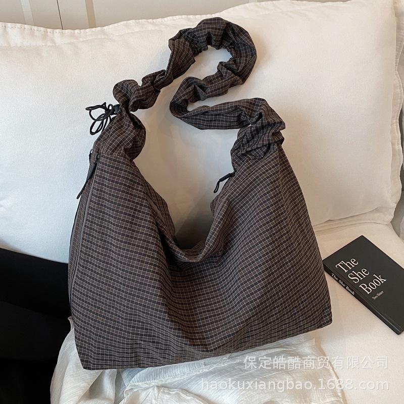 Folded large-capacity tote bag women's 2025 new fashion super fire commuter shoulder bag popular cloth bag messenger bag