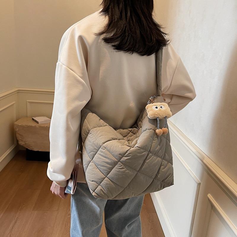 Large Capacity Cotton Clothes Bag Women's New Versatile Shoulder Messenger Bag High-end Diamond Dumpling Bag