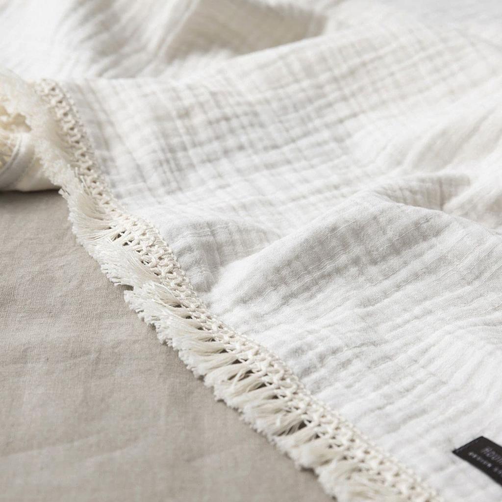 Stylish gauze blanket in muted colors with cute Perfect for children and [Blanket/Throw] fringe. babies. 100% cotton, 4-ply gauze, 100x130cm, white.