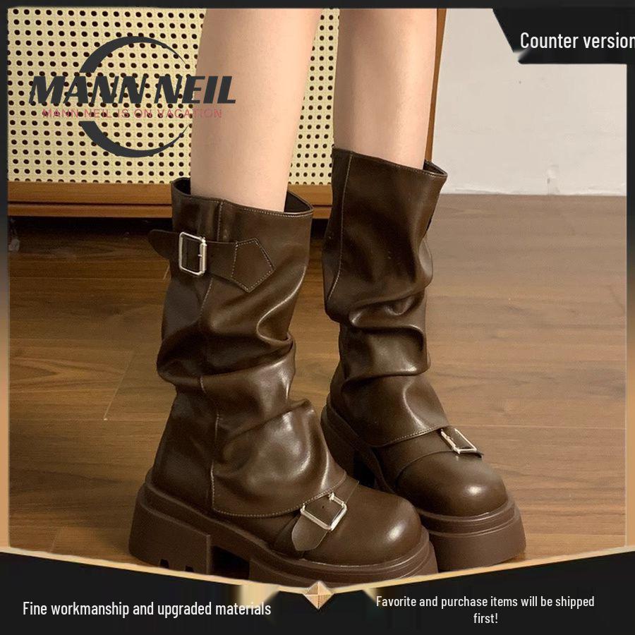 Dámské vintage hnědé kozačky do půli lýtek s robustní podrážkou, zvyšující výšku, kolekce jaro/podzim 2025.