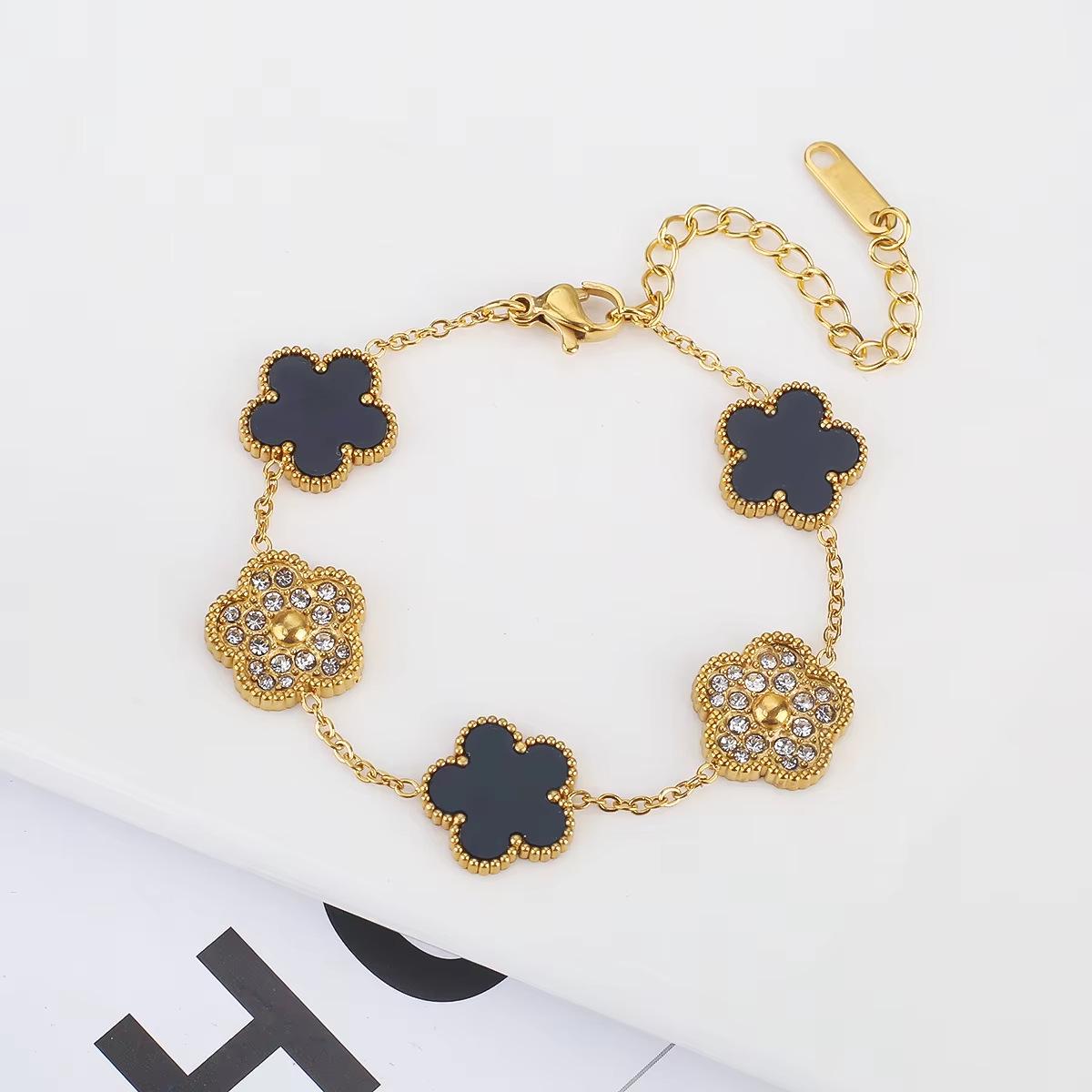 

Браслет из нержавеющей стали с бриллиантами в виде пятилепесткового цветка 13 мм - Женский дизайн Клевер в корейском и французском стиле чёрный