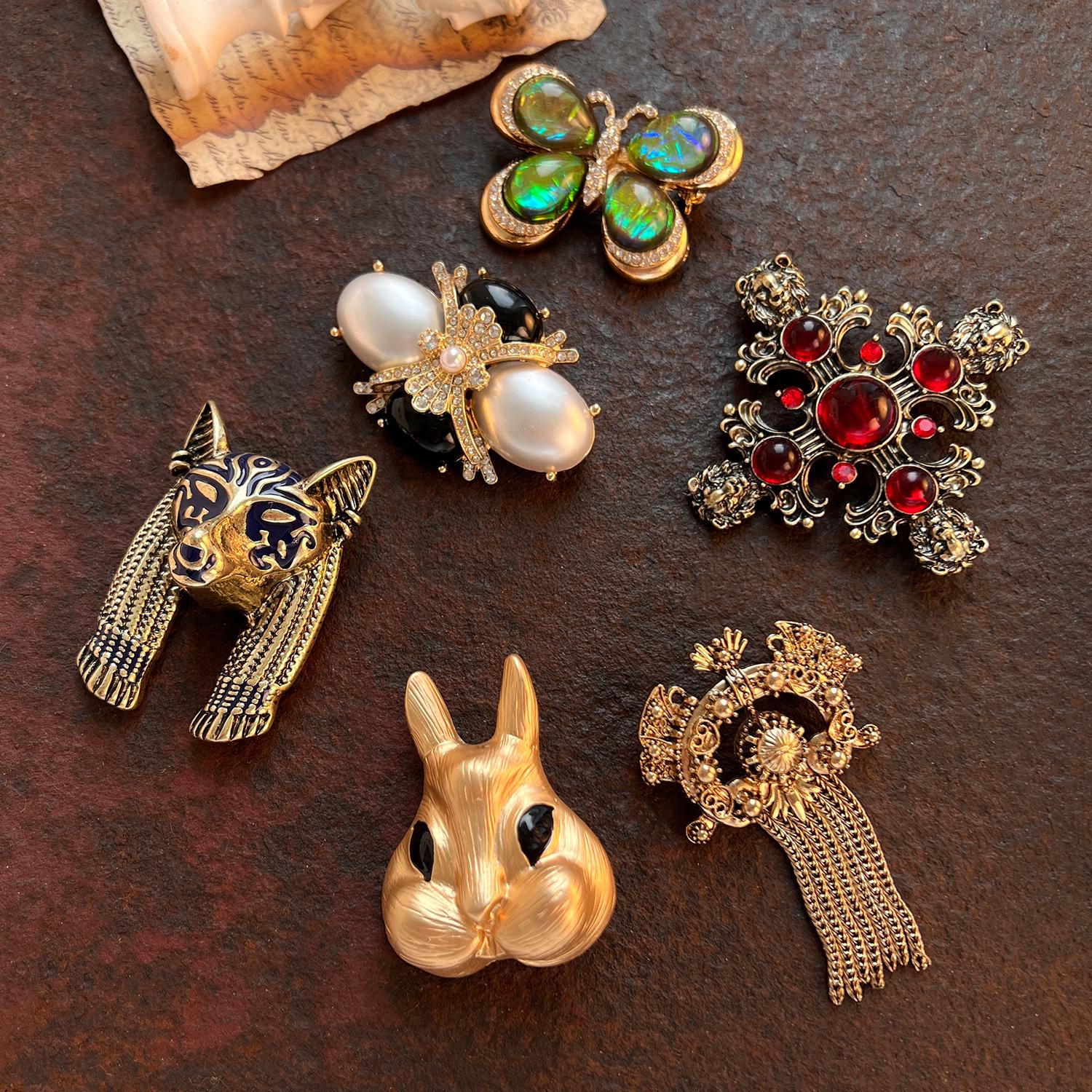 

Vintage Middle Design Women Men Rabbit Cross Badges Pins Retro Classic Unisex Palace Baroque Rhinestone Suit Brooches Buckles