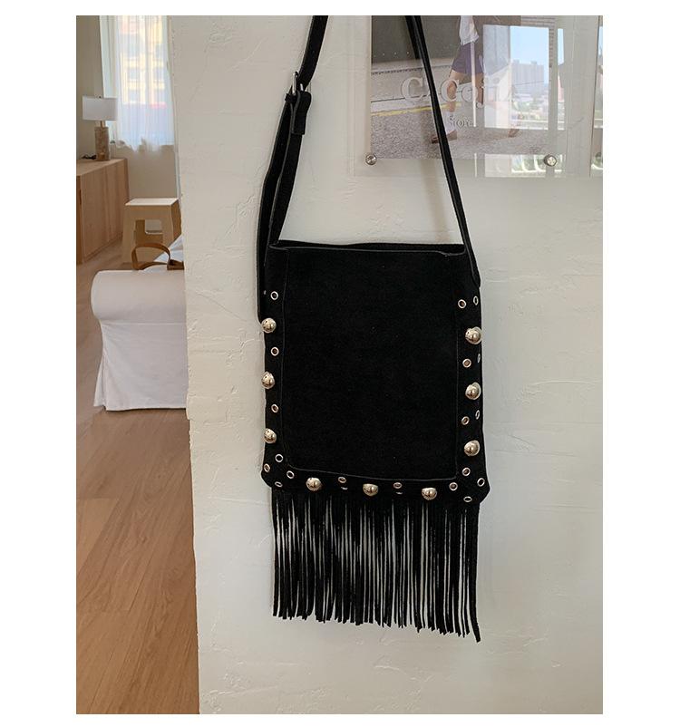 

Новая ретро богемная сумка для мобильного телефона тренд ниша матовая бахрома заклепки плечевая сумка мессенджер женская чёрный