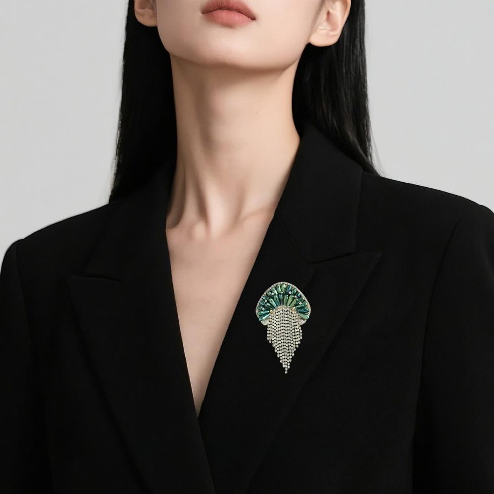Original Personality Luxury Full of Crystal Waterfall Tassel Jellyfish Brooches for Women High Quality Pin Suit Corsage Jewelry