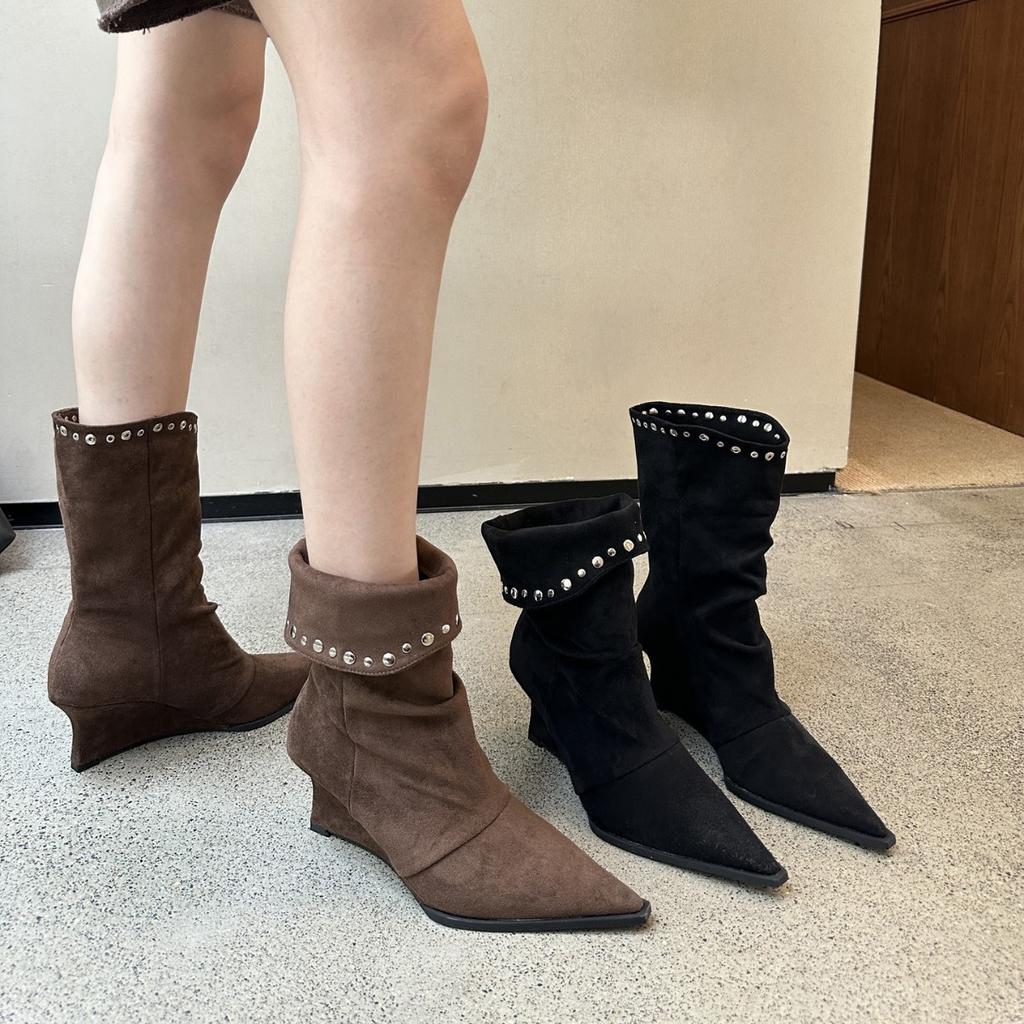French Pointed Thick Heel Suede Fashion Short Boots Women's Spring and Autumn 2025 New Retro Rivet Western Thin Boots