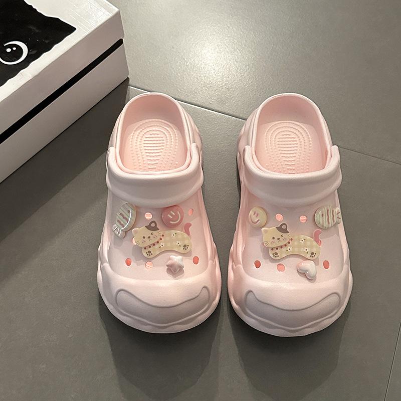 Neue modische und vielseitige Clog-Damenschuhe mit einem Klappoberteil