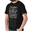 Verändere die Welt Lächle Niedlich Positive Botschaft Damen Grafik Rundhals T-Shirt