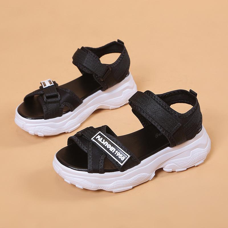 2024 sommar nya plattform kardborre strandskor mode mångsidiga kilklack vardagssandaler sidohandel romerska skor