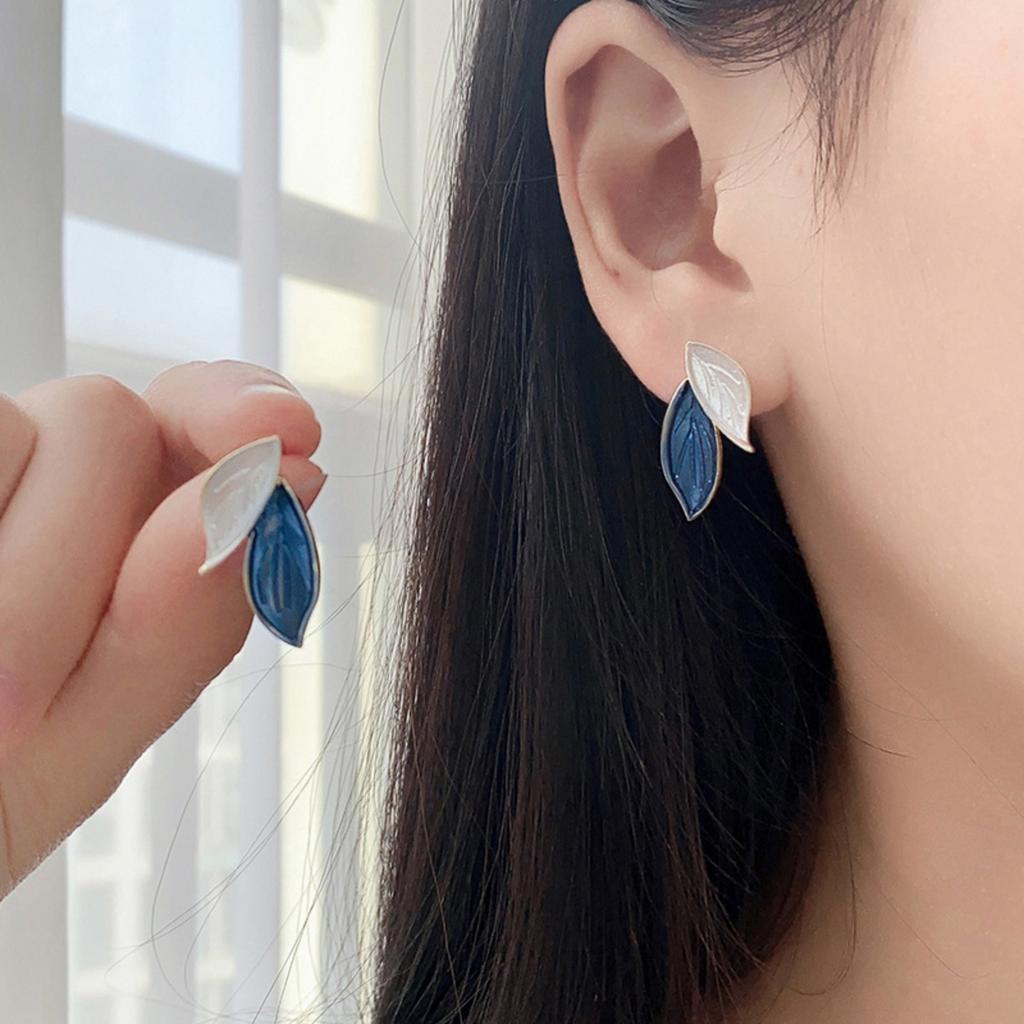 Minimalist Silver Needle Leaf Earrings for Women Simple Fashion Design Stud Earrings Nature Inspired Jewelry with Unique Artistic Details