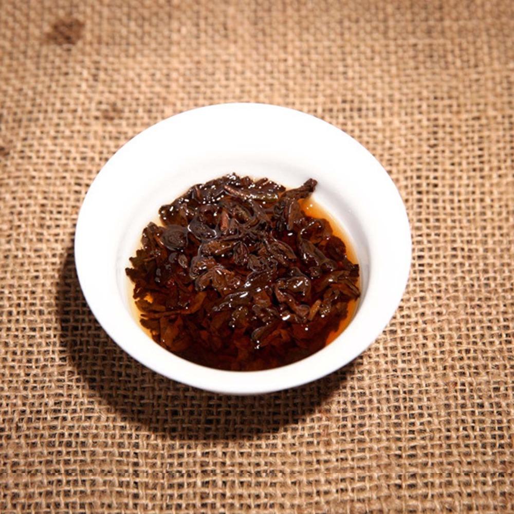 Prémiový starobylý divoký zralý čaj Pu-erh koláč Horský černý čaj 100 g