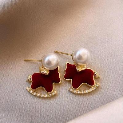 Elegant Rhinestone-Inlaid Red Flocking Pearl Horse Stud Earrings