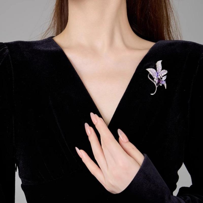 Magnolia Flower Brooch, High-end and Luxurious Crystal Brooch, Light Luxury and Niche Design Sense Brooch