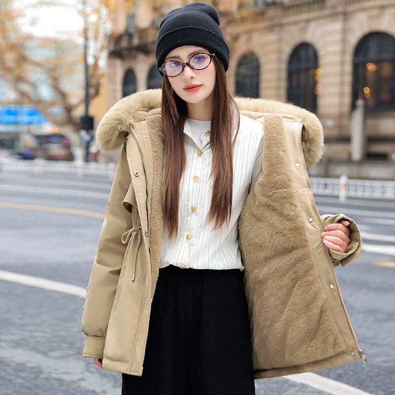 

Флис и более толстый пирог преодолевают женскую среднюю и длинную 2025 зимнюю хлопковую одежду, зимние новые хлопковые куртки, модный хлопок L хаки