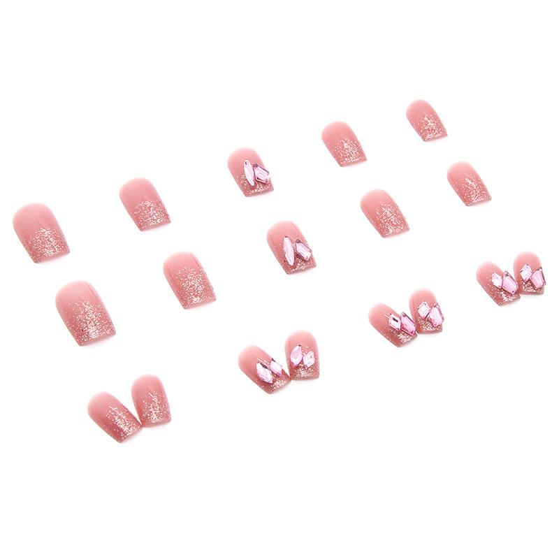 Glänzender Diamant-Nagel zum Tragen. Neues Nagelpflaster. In einer Sekunde tragbar. Fertiges Produkt. Kurzes Nagelpflaster.