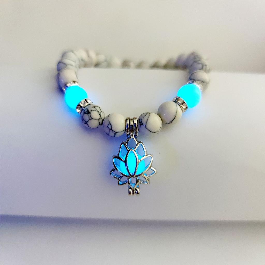 Náramek s tyrkysovými korálky Buddhy - Svítící náramek s energií lotosu a sanskrtským designem pro jógu a meditaci