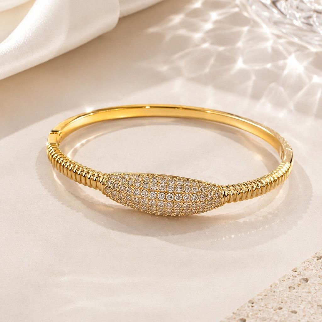 Inlaid with Zirconium Round Buckle Bracelet, Light Luxury and High-end Bracelet, Exquisite and Versatile Commuting Jewelry