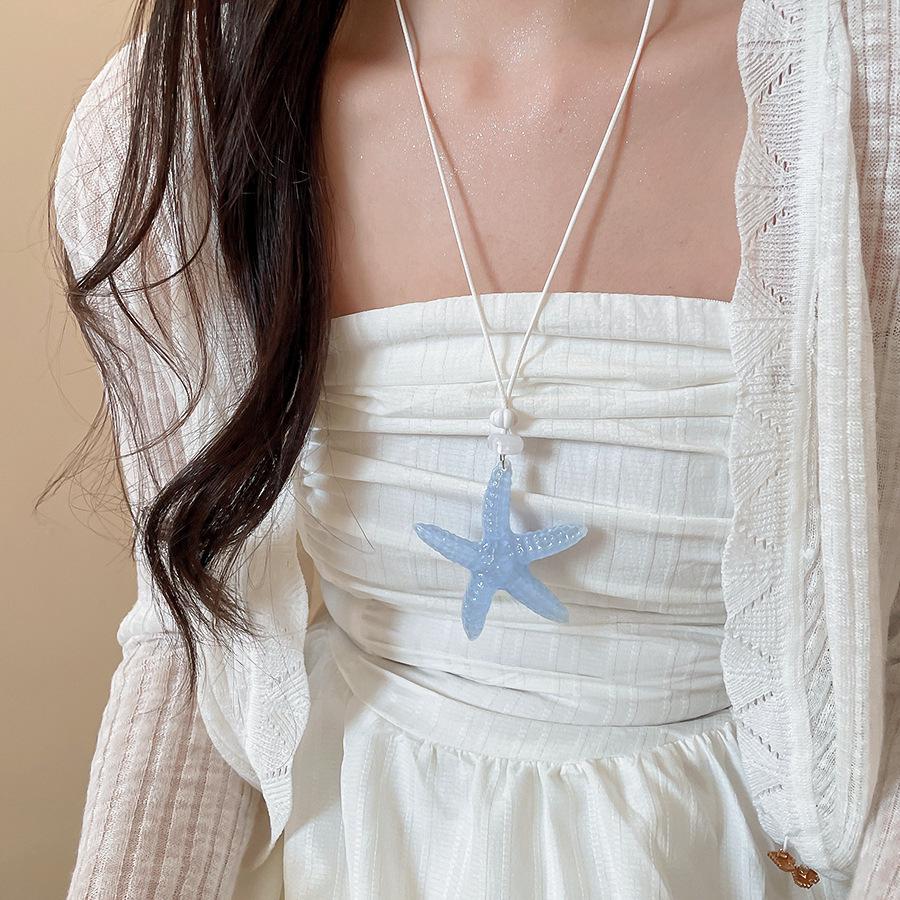 שרשרת בוהמית וינטג' עם גדילים לקפה, תליון פרפר אתני, שרשרת סוודר 2025.