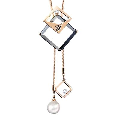 Collier long à pompons et strass