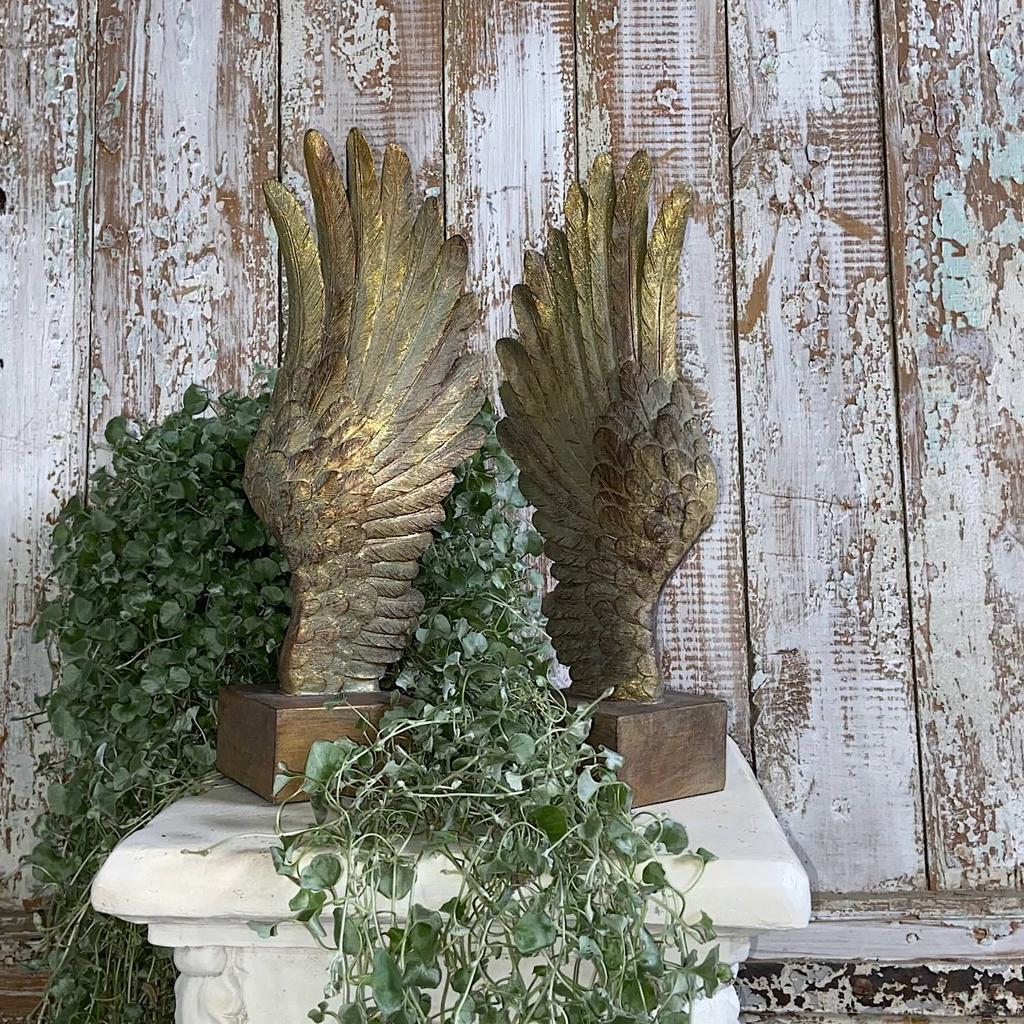 2 angel wings on a resin base decorative figurine