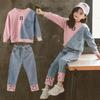 Baby und Mädchen Kontrast-Patchwork Alphabet Sweatshirt+Denimhose Trainingsanzug Schulkinder Kinderoutfit 3-14 Jahre