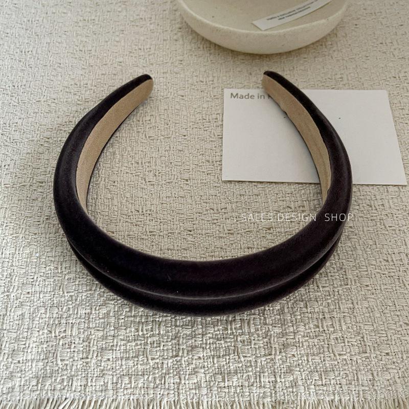 Elegantes Samt-Schwamm-Stirnband mit breiter Krempe - Design Herbst/Winter 2025 für Damen