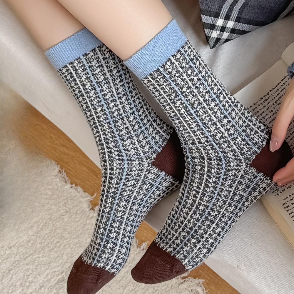 The Women's Mid-calf Socks with A Retro Striped Style In Autumn and Winter, Paired with Loafers, Are Fashionable and Versatile
