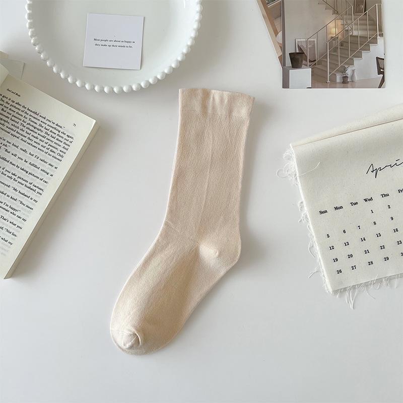 Women's Mid-Calf Socks: Autumn/Winter Maternity Loose-Fit, Solid Color, Trendy Spring Pile Socks in Black or White