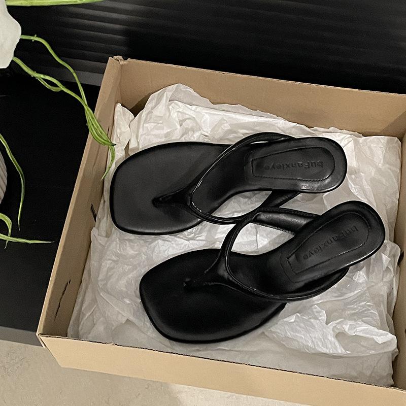 Internet celebrity white slope heel heightened flip-flops women's summer wear 2025 new skirt French cool slippers